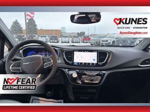 Used 2025 Chrysler Pacifica Select image 37