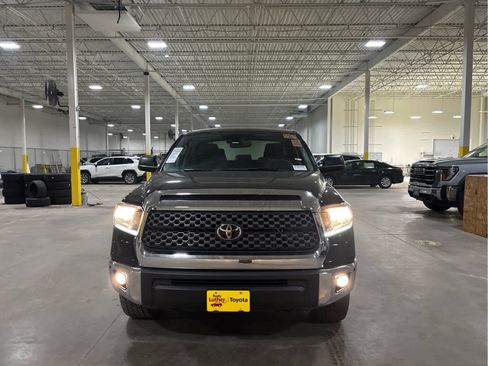 Used 2020 Toyota Tundra SR5 w/ SR5 Convenience Package AWD/4WD image 2