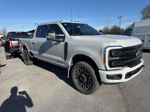 Used 2025 Ford F250 Platinum image 4