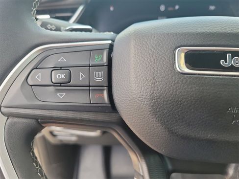 Used 2024 Jeep Grand Cherokee Laredo X image 25