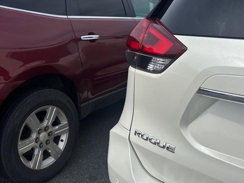 Used 2019 Nissan Rogue SV w/ Premium Package FWD image 11