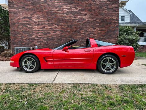 Used 2004 Chevrolet Corvette Coupe w/ Roof Package image 24