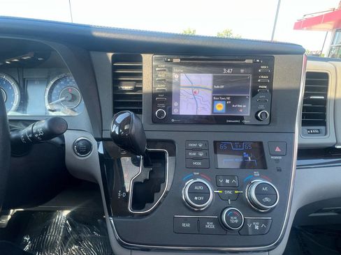 Used 2019 Toyota Sienna XLE Premium w/ Carpet Mat Package FWD image 14