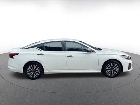 Used 2025 Nissan Altima 2.5 SV FWD image 16