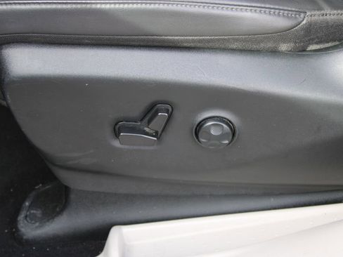 Used 2023 Chrysler Pacifica Touring-L image 16