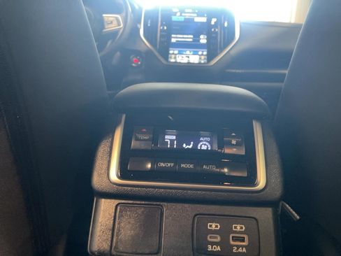 Used 2024 Subaru Ascent Premium w/ Convenience Package image 8