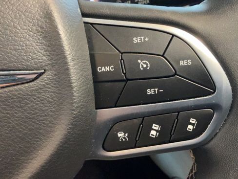 Used 2024 Chrysler Pacifica Touring-L FWD image 18