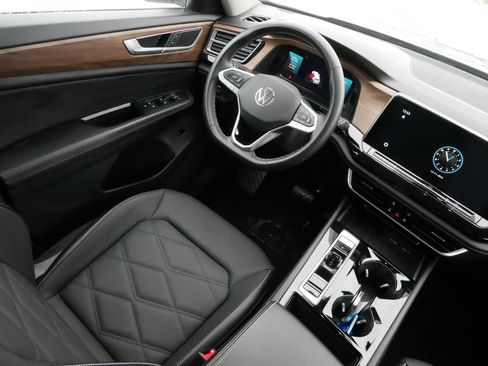 Certified 2025 Volkswagen Atlas SE image 9