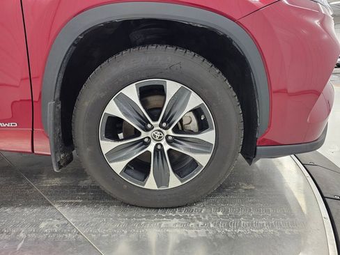 Used 2021 Toyota Highlander XLE image 11