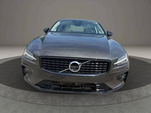 Used 2022 Volvo S60 B5 Momentum AWD/4WD image 2