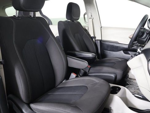 Used 2023 Chrysler Voyager LX image 26