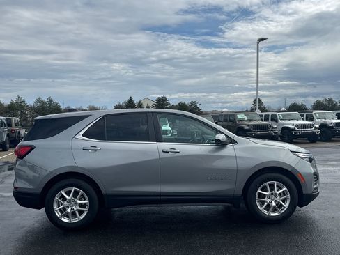 Used 2024 Chevrolet Equinox LT image 2