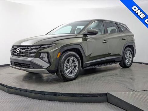 Used 2025 Hyundai Tucson SE FWD image 2