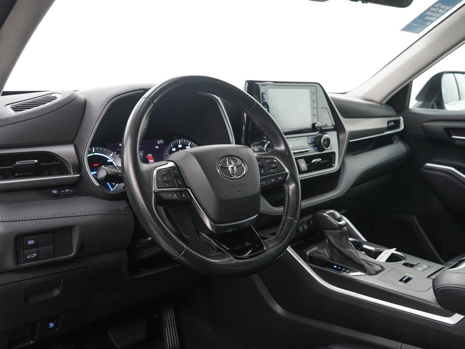 Used 2021 Toyota Highlander XLE AWD/4WD image 25