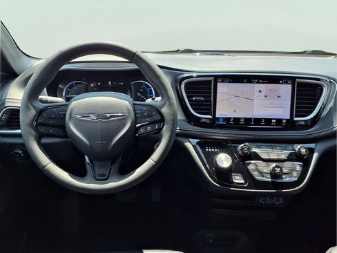Used 2024 Chrysler Pacifica Limited FWD image 4