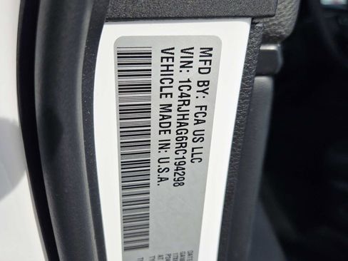 Used 2024 Jeep Grand Cherokee Laredo image 37