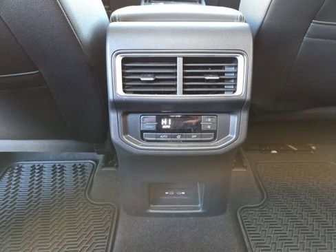 Used 2025 Volkswagen Atlas SE image 23