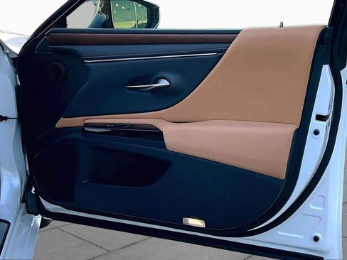 Used 2024 Lexus ES 300h w/ Premium Package FWD image 23