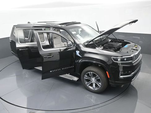 Used 2024 Jeep Grand Wagoneer L 4WD image 86