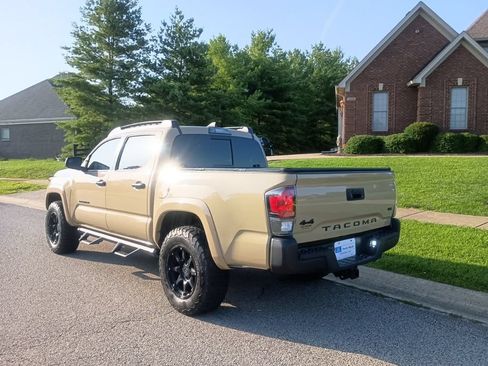 Used 2017 Toyota Tacoma TRD Sport w/ Tow Package (A/T) AWD/4WD image 4
