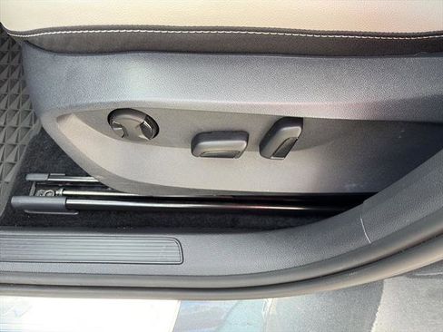 Certified 2025 Volkswagen Taos SE FWD image 14