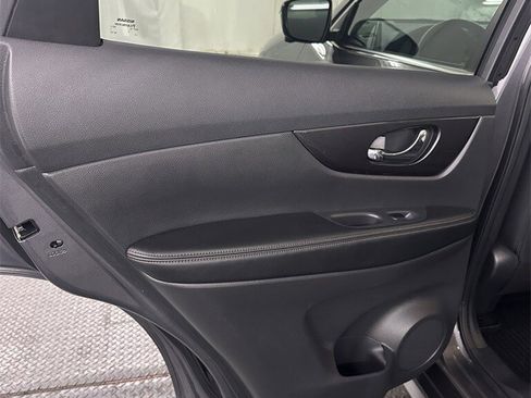 Used 2018 Nissan Rogue SV w/ Sun & Sound Touring Package image 25