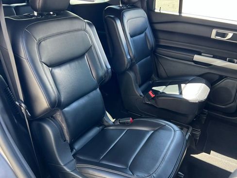 Used 2021 Ford Explorer XLT w/ Equipment Group 202A AWD/4WD image 18