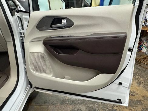 Used 2017 Chrysler Pacifica Touring-L w/ Tire & Wheel Group FWD image 30