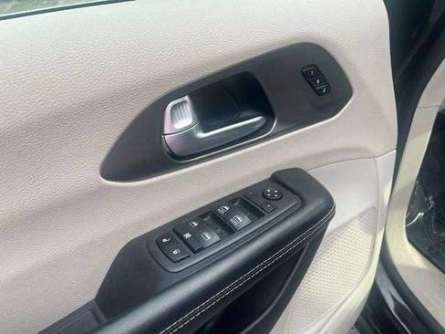 Used 2022 Chrysler Pacifica Touring-L FWD image 20