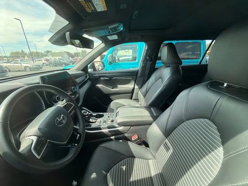 Used 2025 Toyota Highlander XSE AWD/4WD image 2