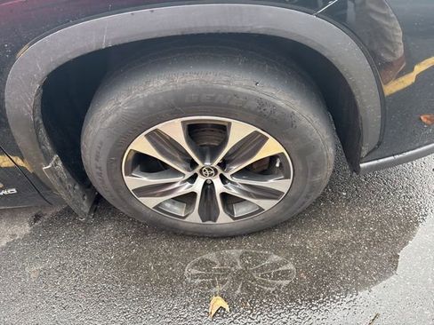 Used 2021 Toyota Highlander XLE image 9