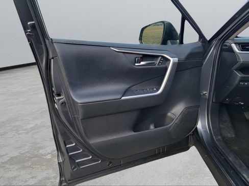 Used 2020 Toyota RAV4 Limited image 10
