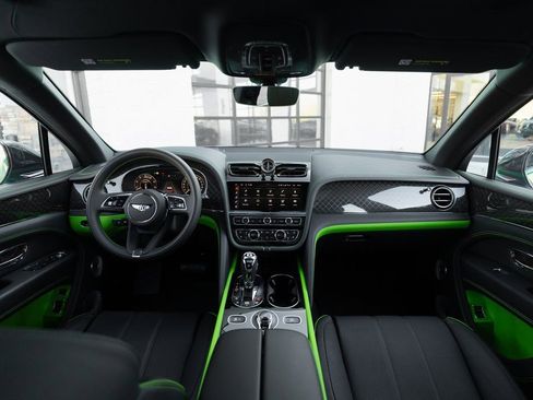 Used 2025 Bentley Bentayga image 4