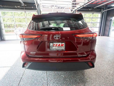Used 2020 Toyota Highlander XLE AWD/4WD image 3