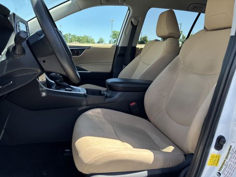 Used 2022 Toyota RAV4 LE AWD/4WD image 15
