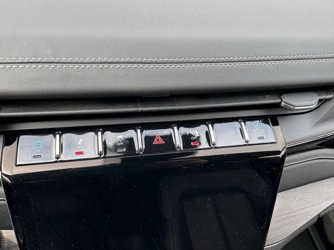 Used 2022 Jeep Grand Cherokee Limited w/ Luxury Tech Group II image 24