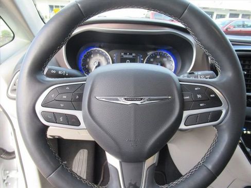 Used 2023 Chrysler Voyager LX FWD image 17