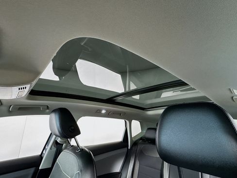 Used 2023 Volkswagen Taos SE w/ Panoramic Sunroof Package image 4