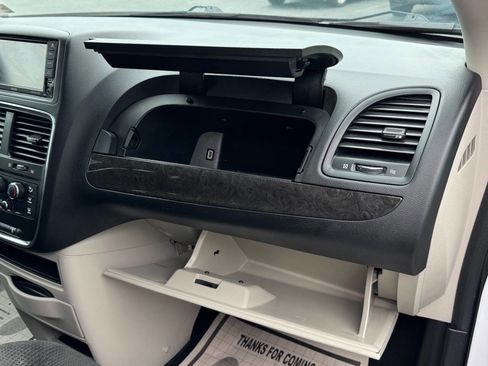Used 2019 Dodge Grand Caravan SE w/ UConnect Hands-Free Group image 32