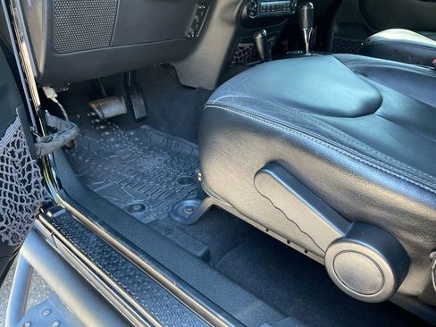 Used 2017 Jeep Wrangler Unlimited Rubicon w/ Connectivity Group image 23