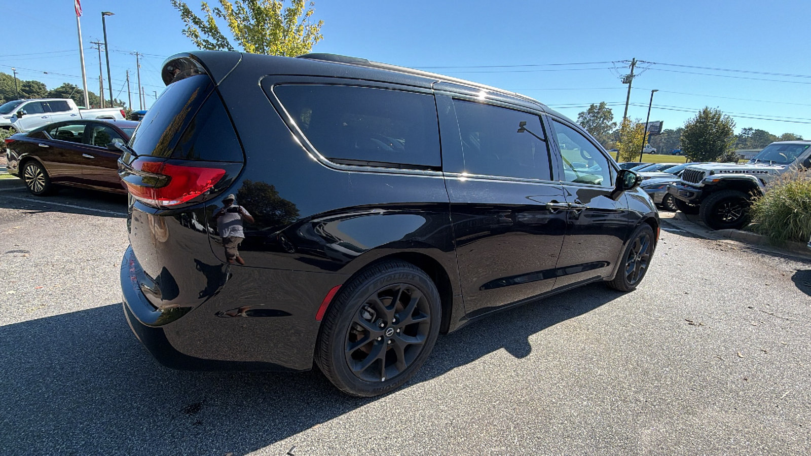 Used 2025 Chrysler Pacifica Limited FWD image 8