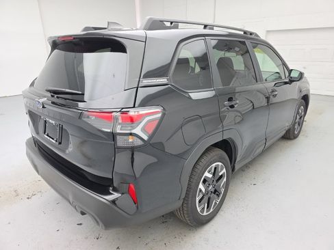 Used 2025 Subaru Forester Premium AWD/4WD image 11