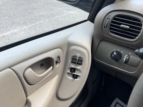 Used 2005 Chrysler Town & Country FWD image 43
