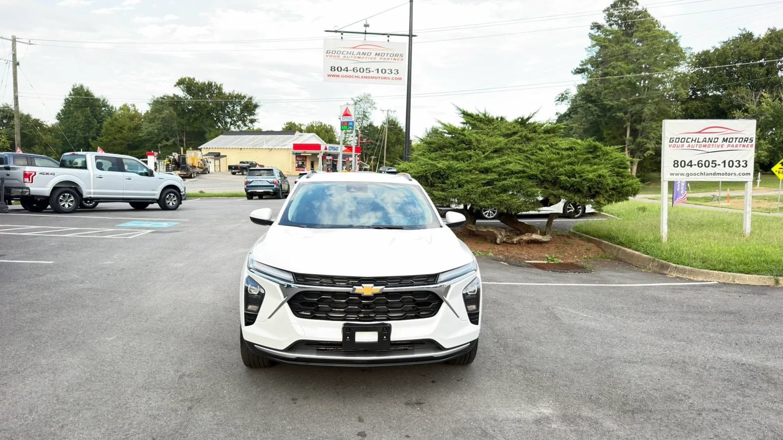 Used 2025 Chevrolet Trax LT FWD image 2