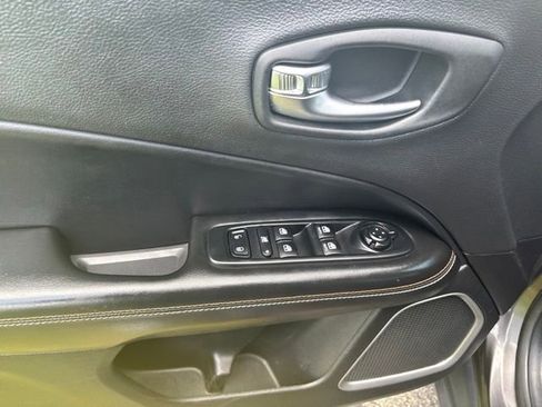 Used 2018 Jeep Compass Latitude w/ Cold Weather Group AWD/4WD image 18