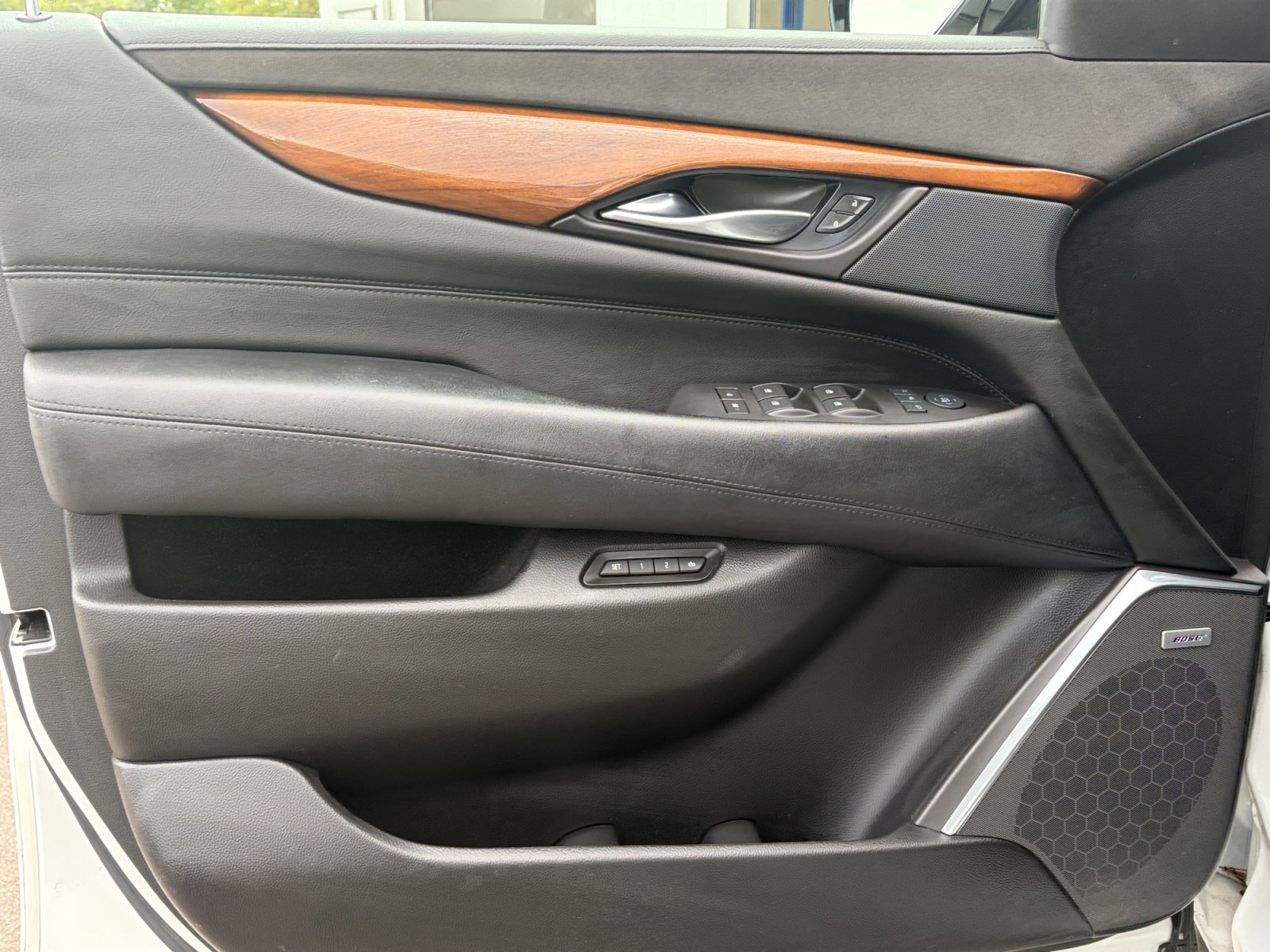 Used 2017 Cadillac Escalade Luxury AWD/4WD image 12