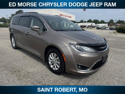 Used 2017 Chrysler Pacifica Touring-L FWD image 1