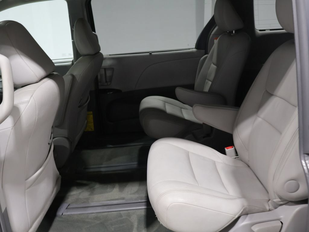 Used 2015 Toyota Sienna XLE AWD/4WD image 22