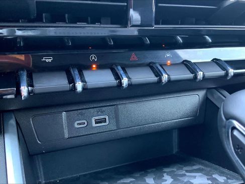 Used 2024 Chevrolet Colorado LT w/ LT Convenience Package image 27