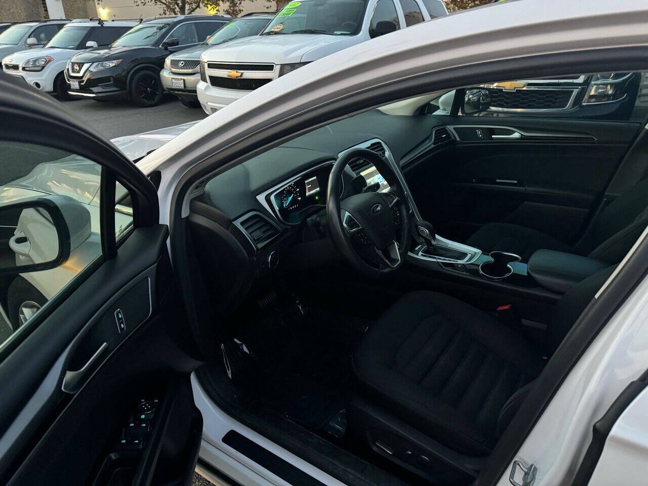 Used 2016 Ford Fusion SE FWD image 11